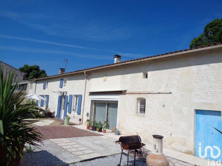 House 8 rooms of 300 m² in Préguillac (17460)