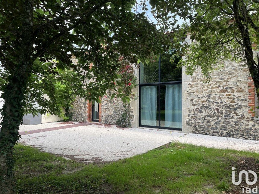Country house 7 rooms of 213 m² in La Boissière-des-Landes (85430)