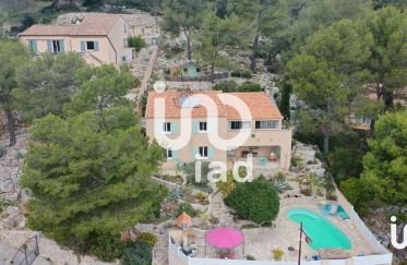House 7 rooms of 168 m² in Carnoux-en-Provence (13470)