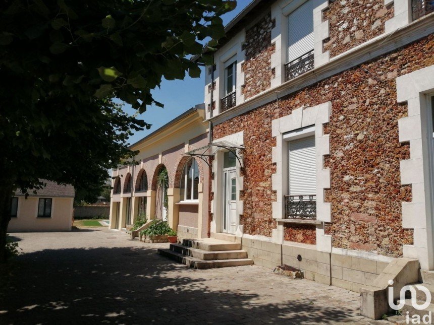 Maison 15 pièces de 375 m² à Chailly-en-Bière (77930)