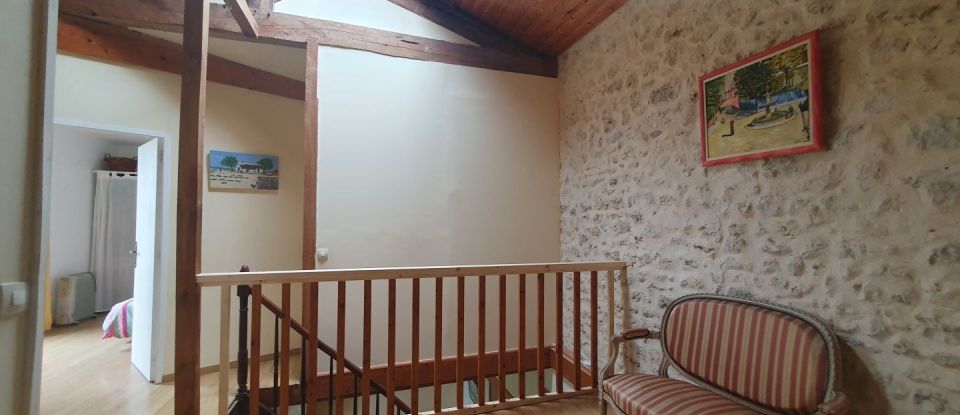 House 5 rooms of 150 m² in Saint-Vivien (24230)