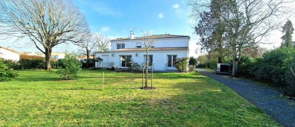 House 11 rooms of 273 m² in La Chaize-Giraud (85220)