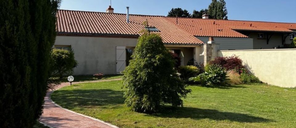 House 7 rooms of 152 m² in SAINT-MACAIRE-EN-MAUGES (49450)