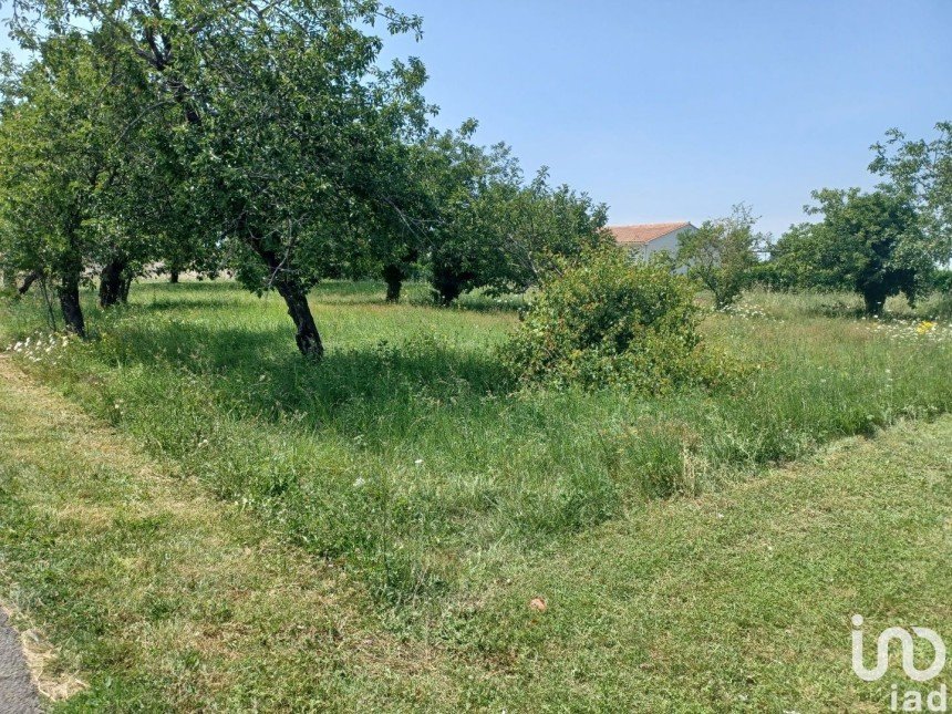 Land of 1,635 m² in Jonzac (17500)