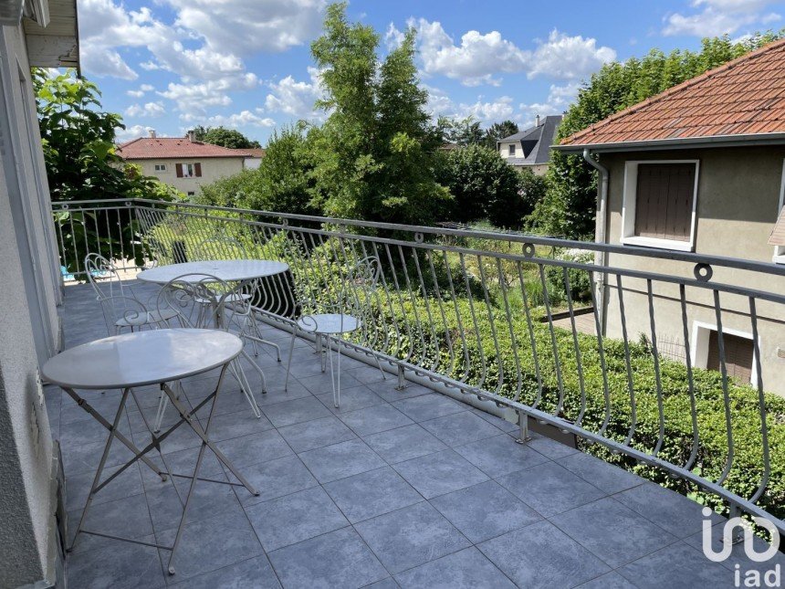 House 6 rooms of 164 m² in Saint-Priest (69800)