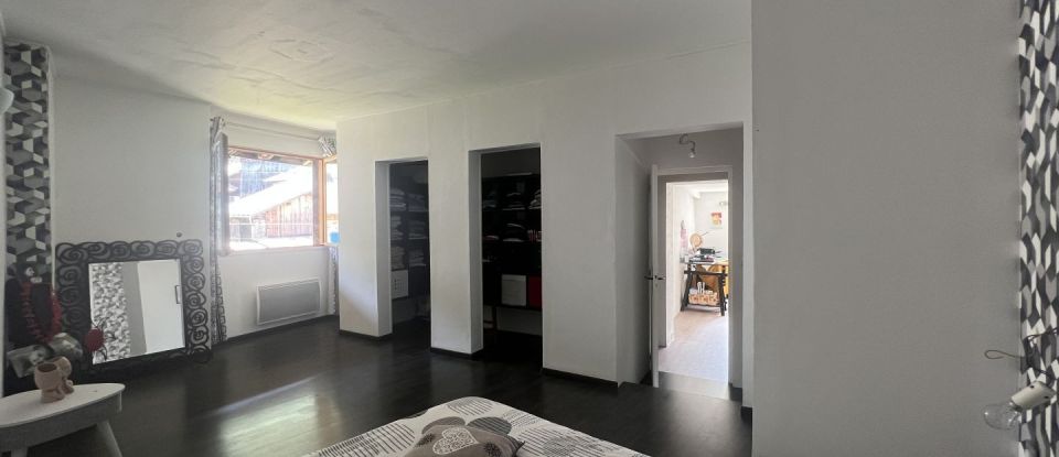 House 8 rooms of 221 m² in - (73110)