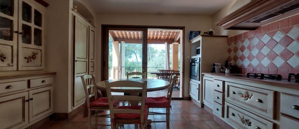 House 7 rooms of 176 m² in Seillons-Source-d'Argens (83470)