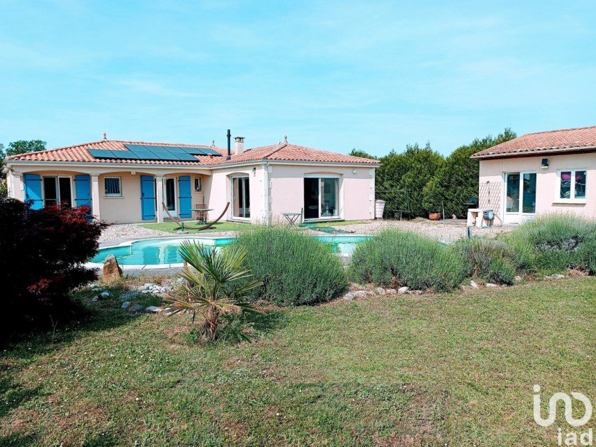 House 5 rooms of 125 m² in Saintes (17100)