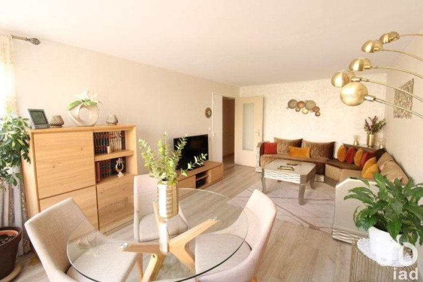Apartment 4 rooms of 82 m² in Les Ulis (91940)
