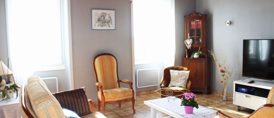 House 6 rooms of 160 m² in Les Essards (17250)