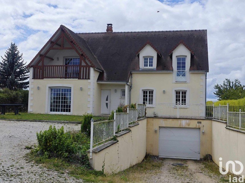 House 6 rooms of 210 m² in L'Aigle (61300)