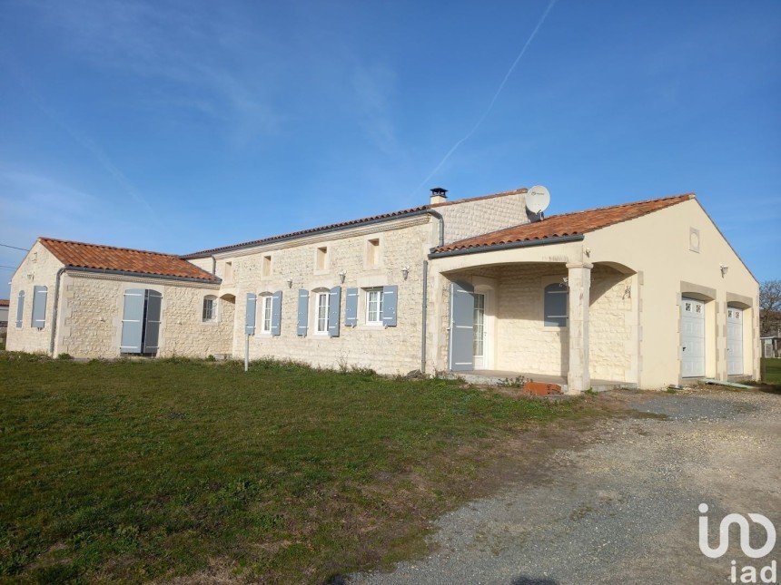 Maison 7 pièces de 168 m² à Berneuil (17460)