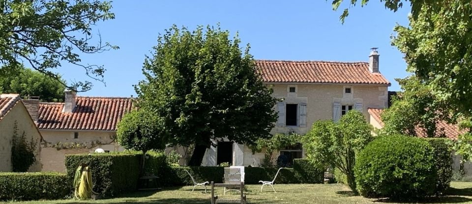 Maison 12 pièces de 325 m² à Villebois-Lavalette (16320)