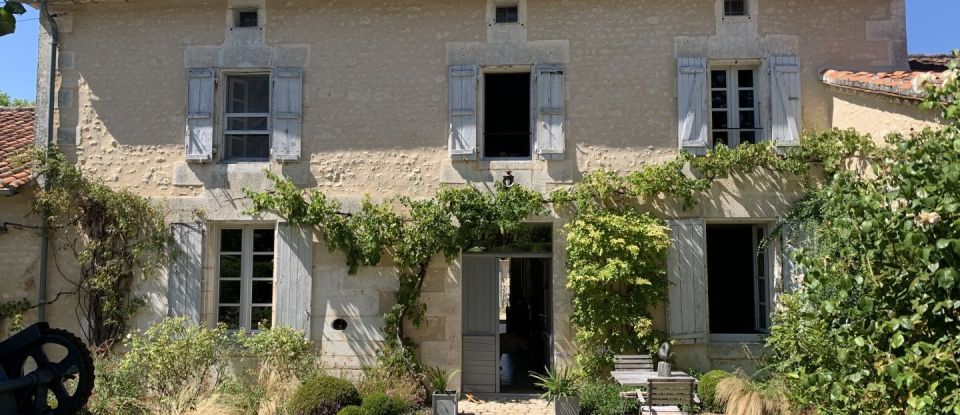 Maison 12 pièces de 325 m² à Villebois-Lavalette (16320)