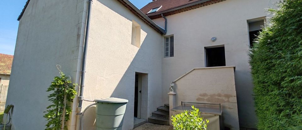 House 6 rooms of 160 m² in Châtel-de-Neuvre (03500)