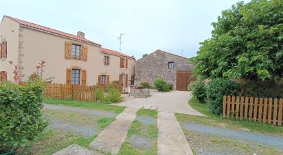 Building in Saint-Martin-des-Fontaines (85570) of 320 m²