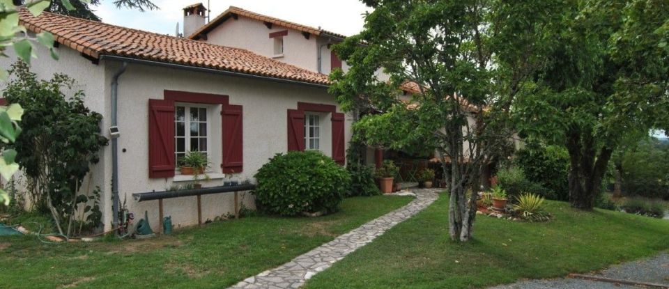 House 6 rooms of 152 m² in Pompaire (79200)