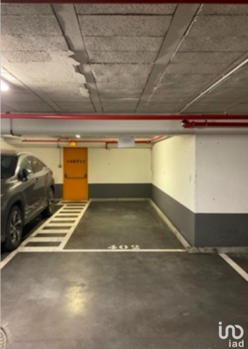 Parking of 12 m² in Paris (75008)