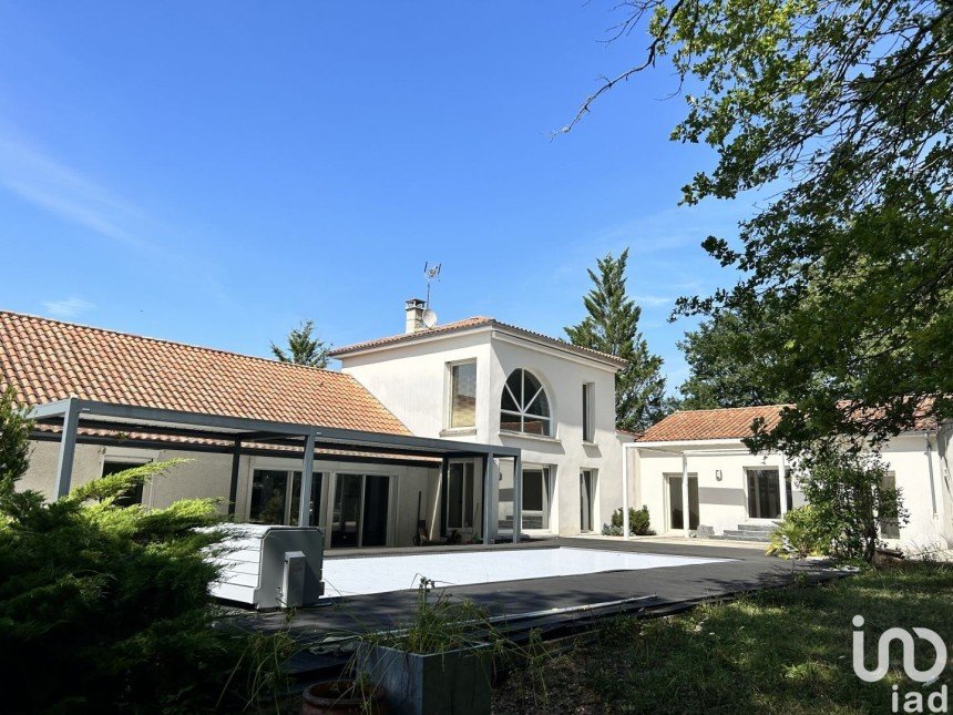 Maison 7 pièces de 250 m² à Saint-Pantaléon-de-Larche (19600)