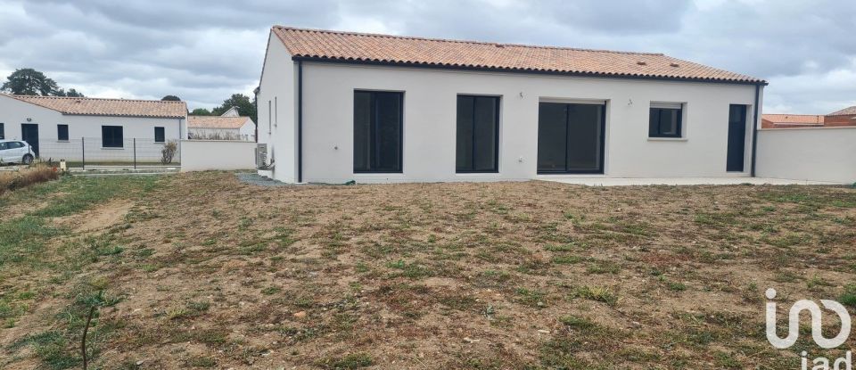 House 5 rooms of 113 m² in Saintes (17100)
