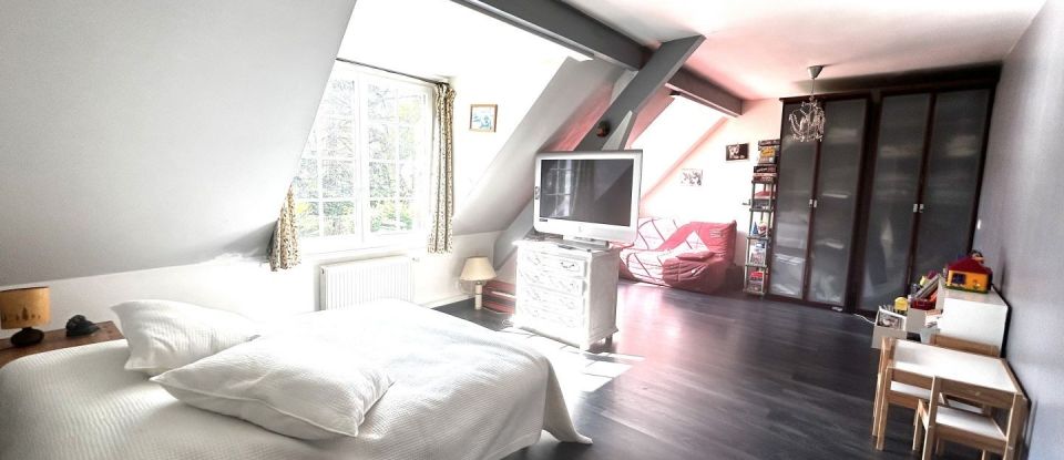 Traditional house 9 rooms of 270 m² in Dampierre-en-Yvelines (78720)