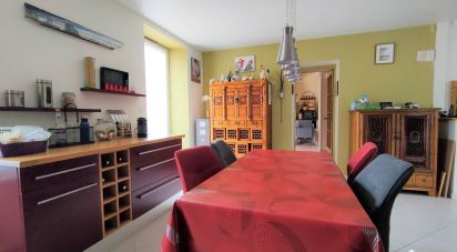 House 10 rooms of 275 m² in Saint-Hilaire-la-Palud (79210)