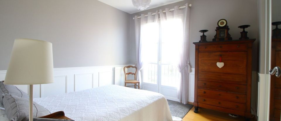 House 8 rooms of 166 m² in Saint-Rémy-lès-Chevreuse (78470)