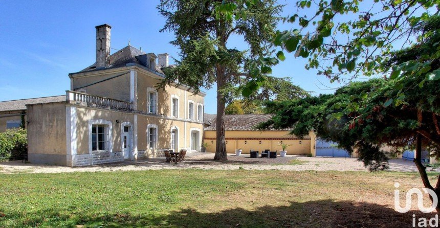 House 9 rooms of 231 m² in Neuville-de-Poitou (86170)