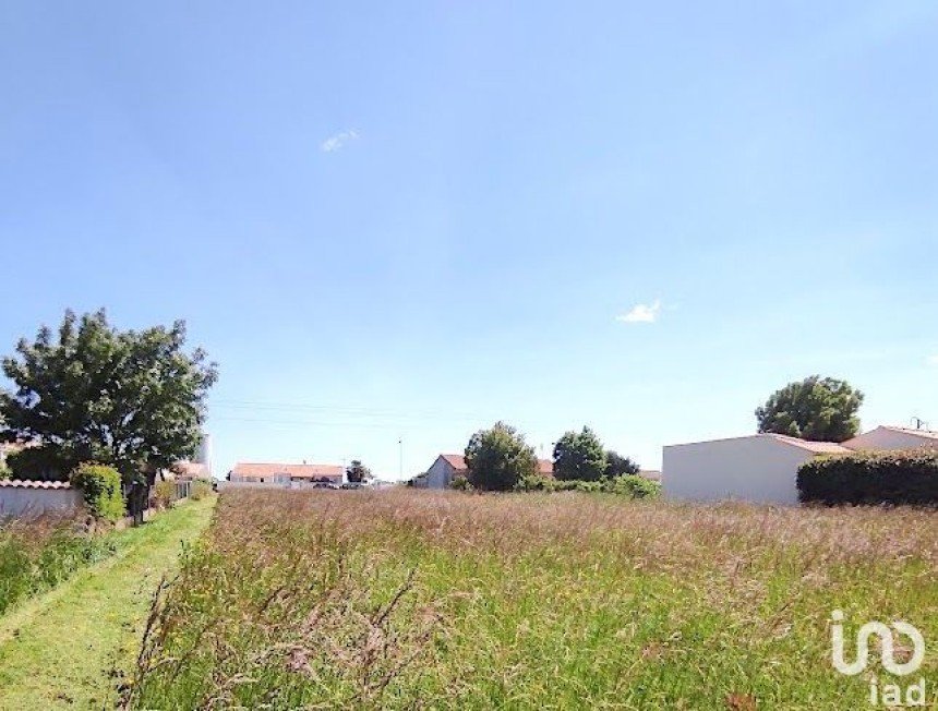 Land of 842 m² in Marennes (17320)