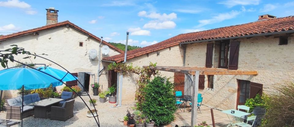 House 8 rooms of 313 m² in Saint-Gourson (16700)