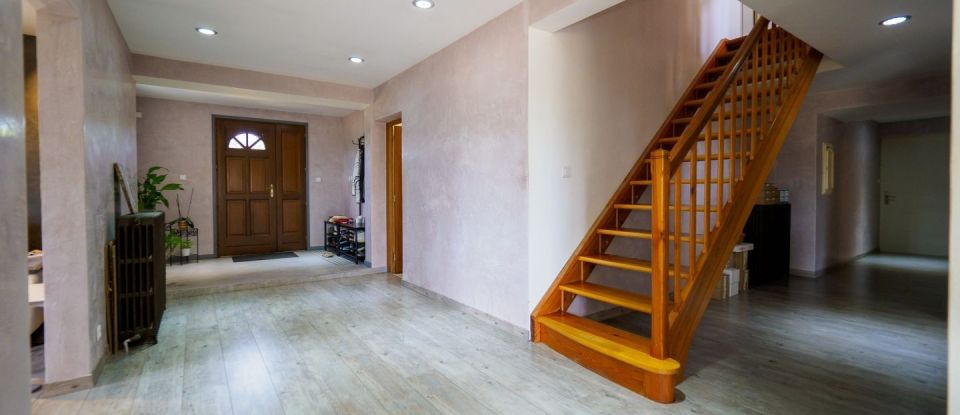 Maison 7 pièces de 245 m² à Chalain-le-Comtal (42600)
