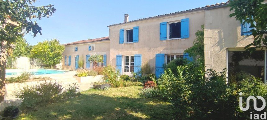 House 8 rooms of 240 m² in Le Seure (17770)