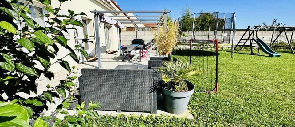 House 6 rooms of 142 m² in Fontaine-la-Guyon (28190)