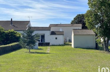 House 5 rooms of 127 m² in Saint-Hippolyte (17430)