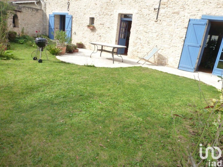 House 6 rooms of 180 m² in Saint-Hilliers (77160)