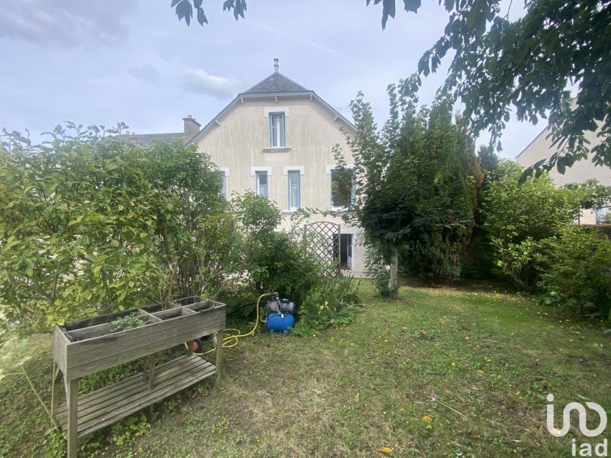 House 5 rooms of 122 m² in Parthenay (79200)