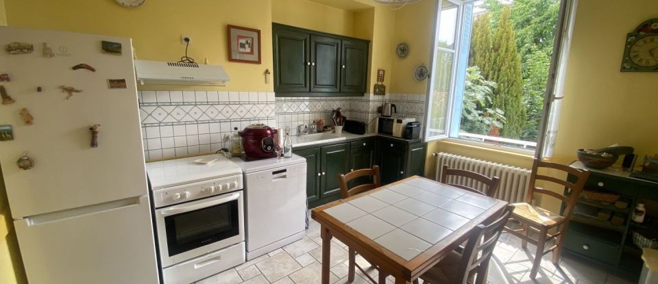 House 5 rooms of 122 m² in Parthenay (79200)