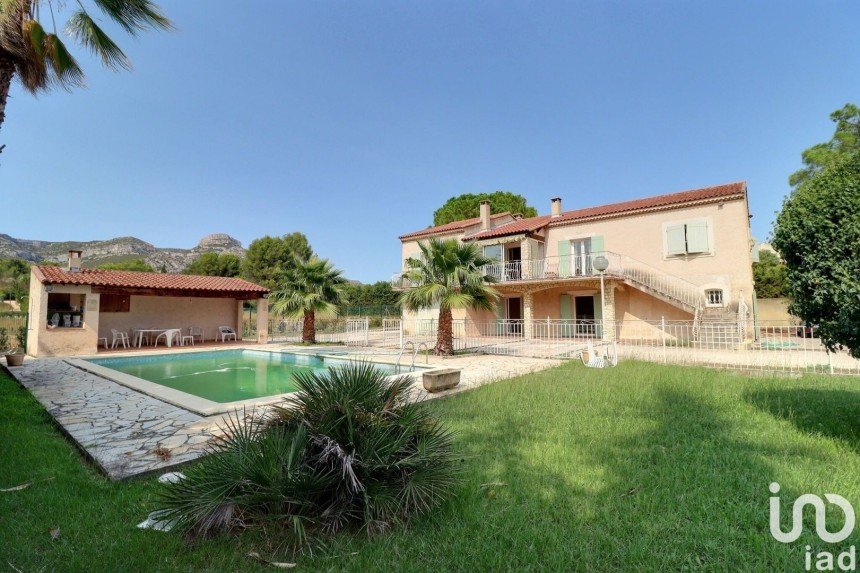 House 6 rooms of 225 m² in Aubagne (13400)