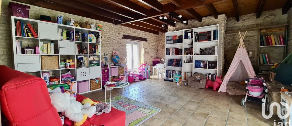 House 11 rooms of 245 m² in Virson (17290)