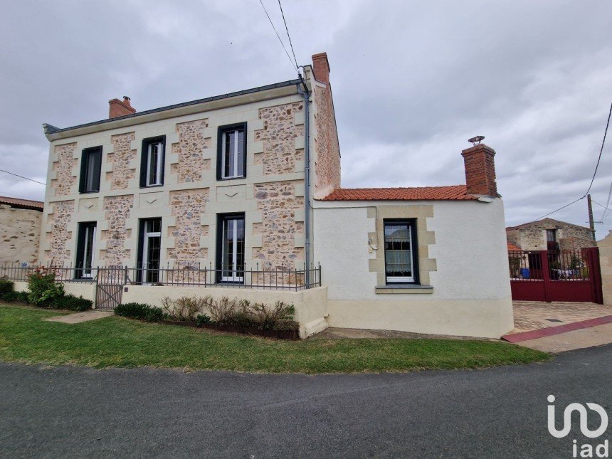 Country house 4 rooms of 110 m² in LORETZ D'ARGENTON (79290)