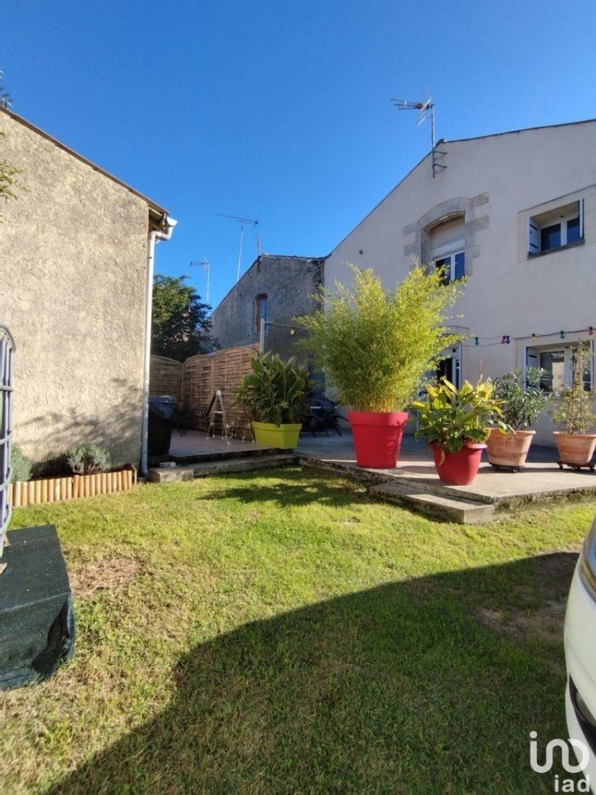 House 6 rooms of 117 m² in Tonnay-Charente (17430)