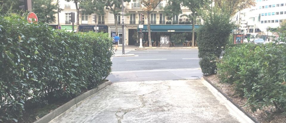 Parking of 11 m² in Paris (75016)