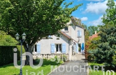 Traditional house 6 rooms of 155 m² in Le Mesnil-Saint-Denis (78320)