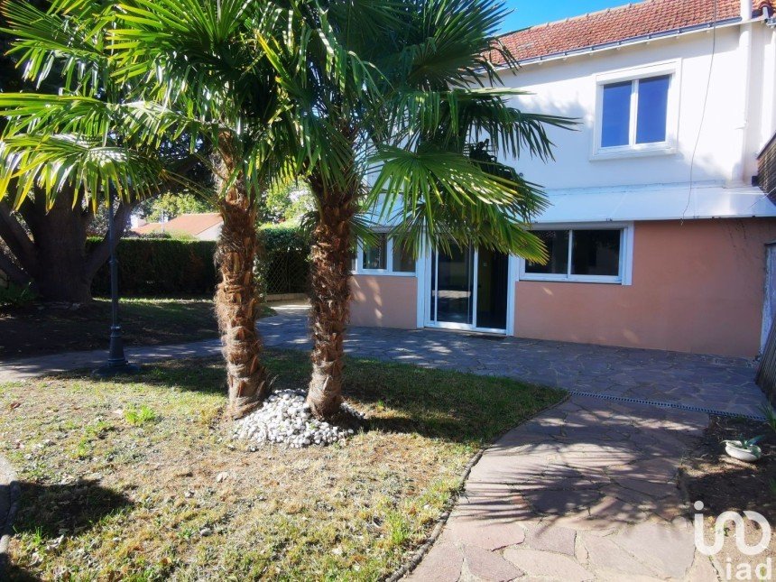 House 5 rooms of 102 m² in Rezé (44400)