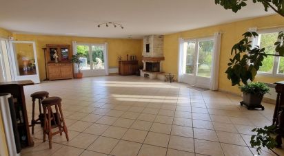 House 5 rooms of 163 m² in Étauliers (33820)