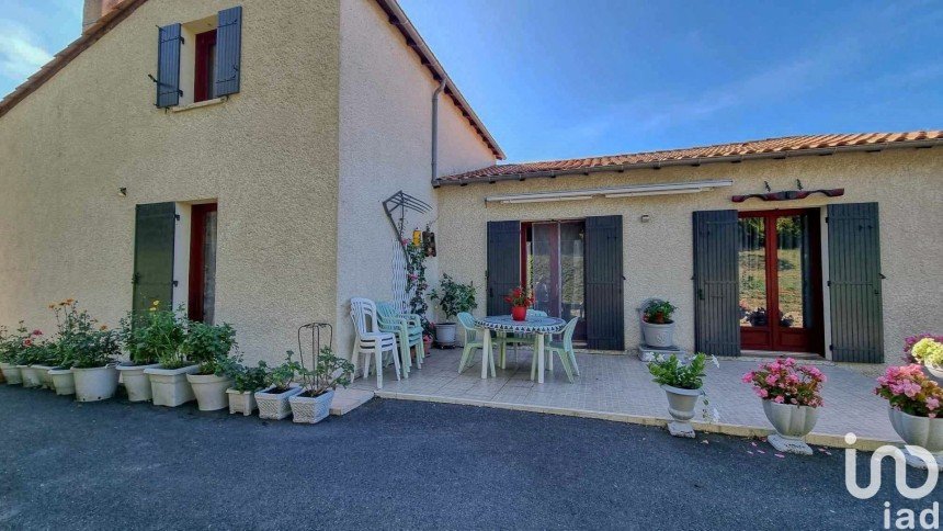 House 7 rooms of 131 m² in Vars (16330)