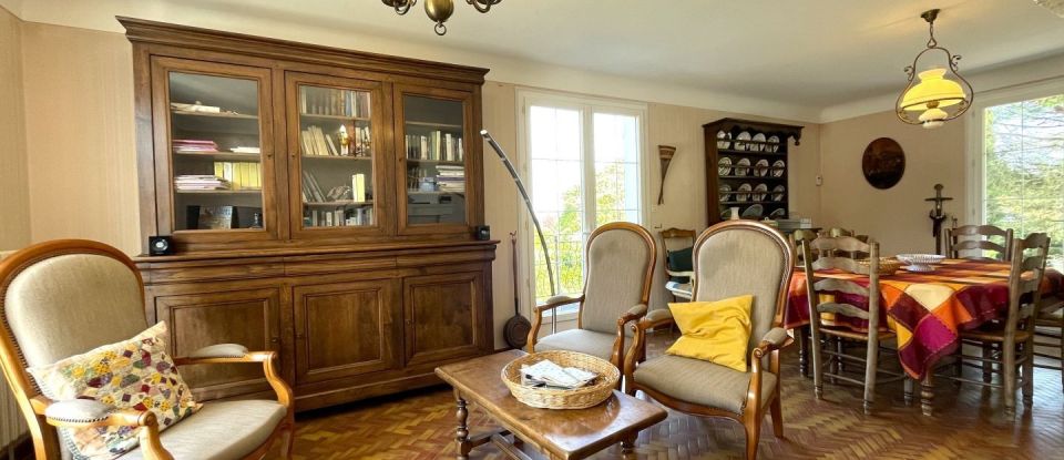 Traditional house 6 rooms of 157 m² in Saint-Martin-de-Bernegoue (79230)
