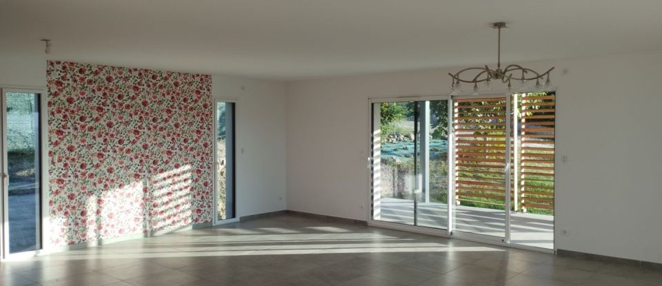 Maison 5 pièces de 165 m² à La Roche-Noire (63800)