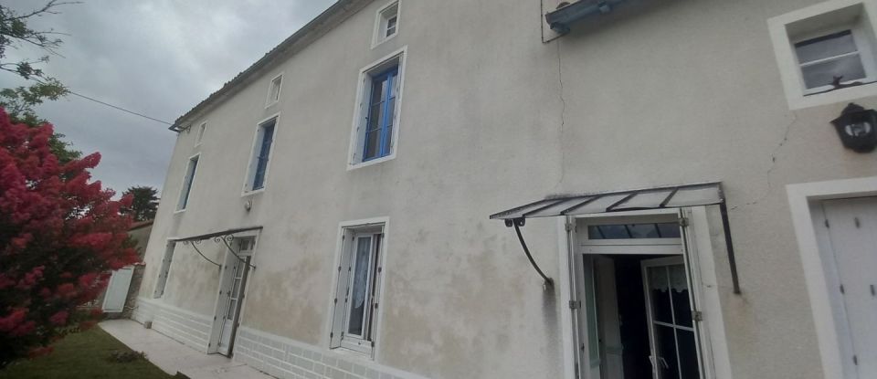 House 6 rooms of 190 m² in FONTENILLE ST MARTIN D'ENTRAIGUES (79110)