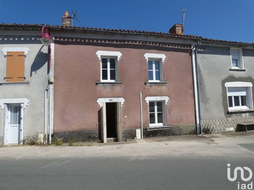 House 4 rooms of 128 m² in Saint-Aubin-le-Cloud (79450)
